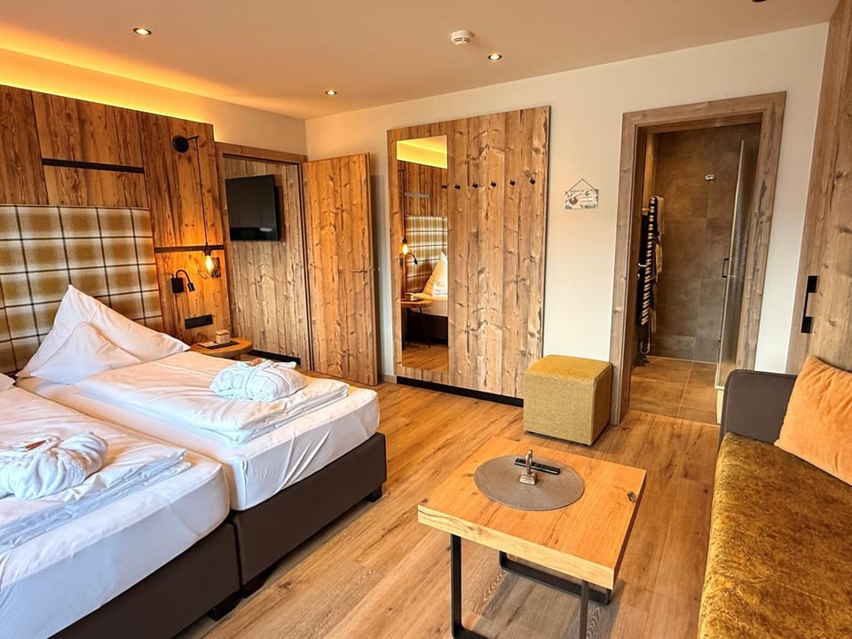 Bed, TV and multimedia, Photo of the whole room, Seating area, Bedroom, towels, wardrobe