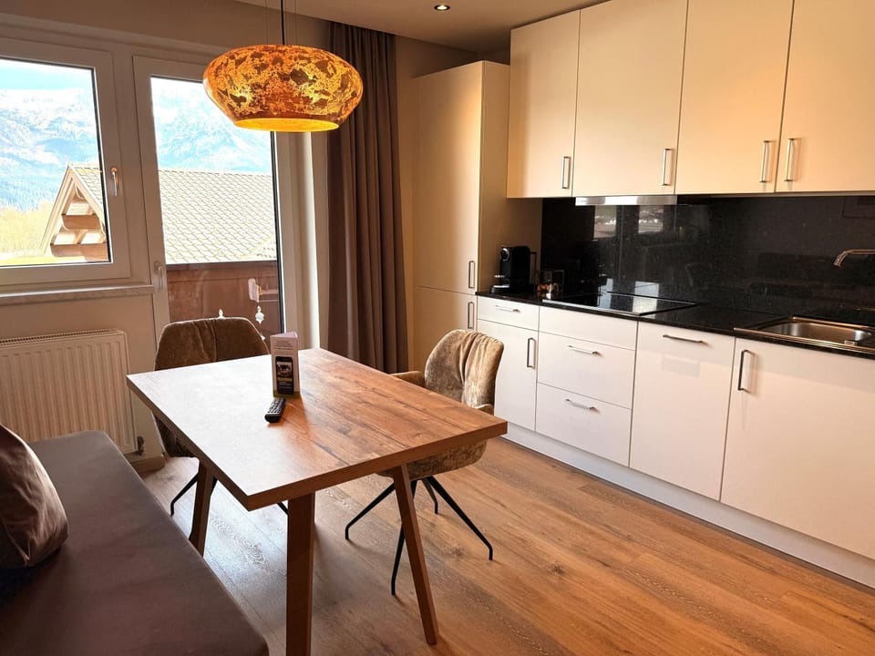 Kitchen or kitchenette, Seating area, Dining area, pet friendly, stove