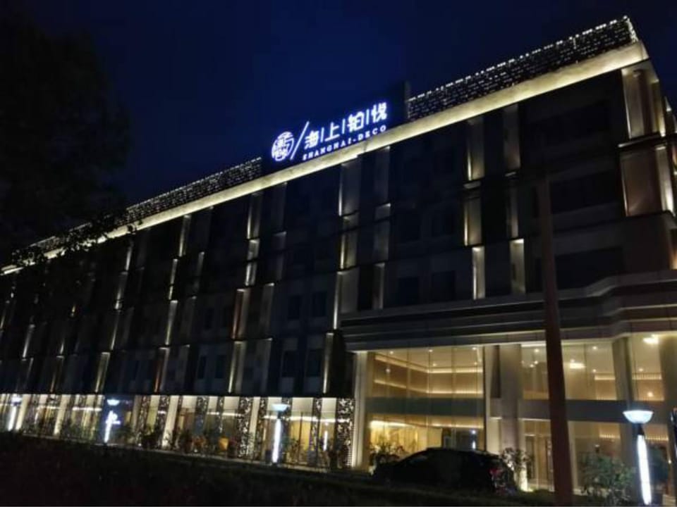 Property building, Facade/entrance, Night