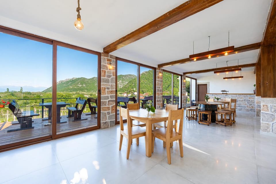 Restaurant/places to eat, Natural landscape, Seating area, Dining area, Mountain view