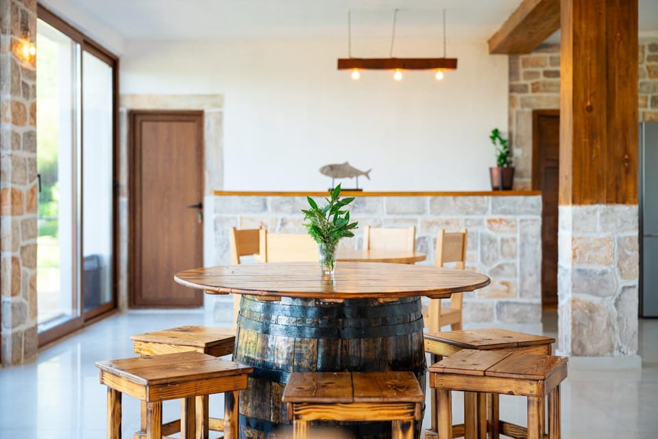 Seating area, Dining area