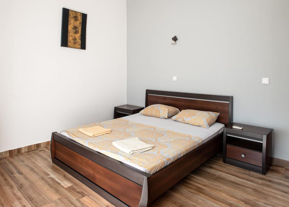 Photo of the whole room, Bedroom, towels