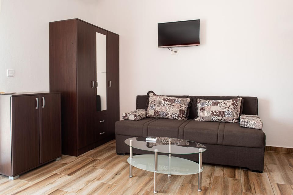 TV and multimedia, Evening entertainment, wardrobe