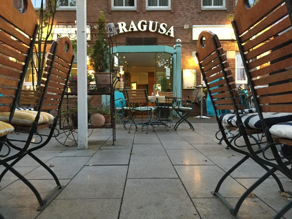 Restaurant/places to eat, Property logo or sign