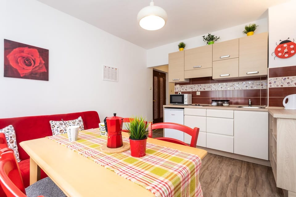 Kitchen or kitchenette, Living room, Seating area, Dining area