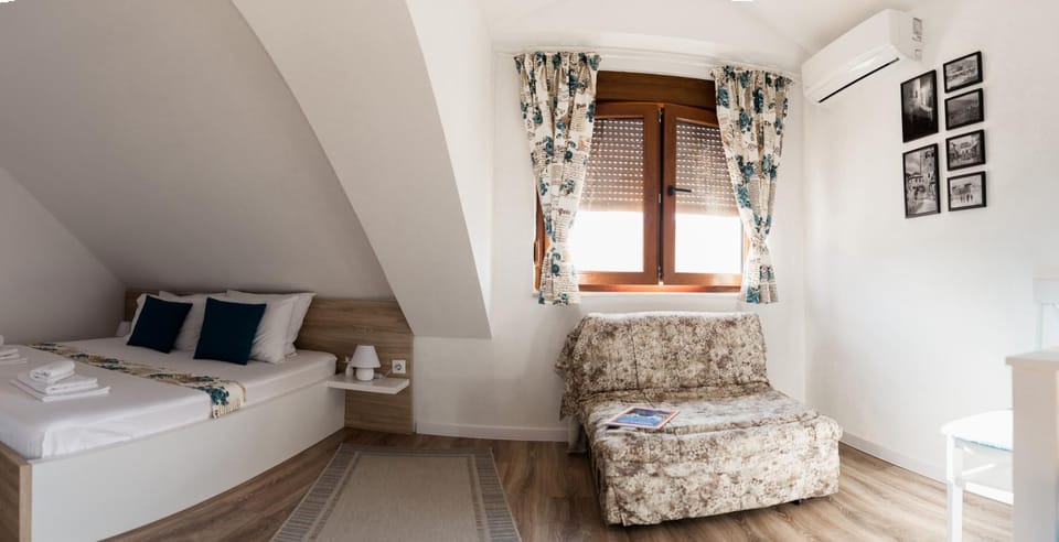 Bed, Living room, Bedroom