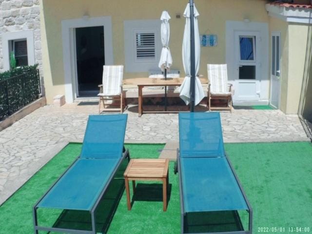 Patio, Day, sunbed