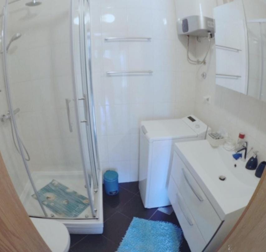 Shower, Bathroom, towels, washing machine