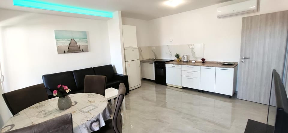 Kitchen or kitchenette, Living room