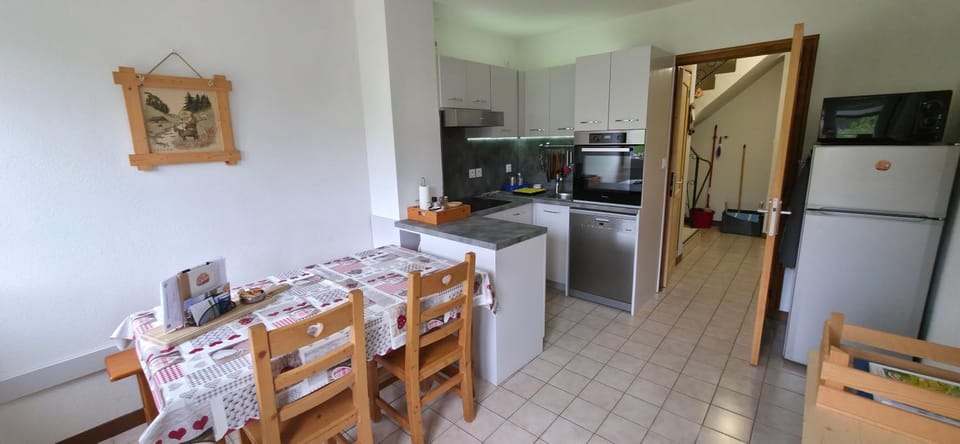 Kitchen or kitchenette, Dining area, dishwasher, oven