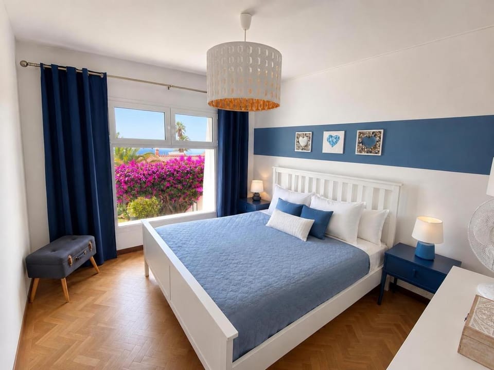 Bed, Garden, View (from property/room), Photo of the whole room, Bedroom, Garden view, Sea view, Family, Family