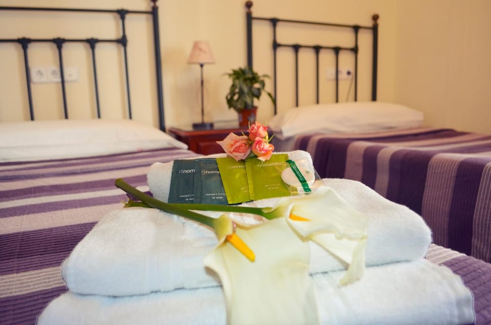 Bed, towels