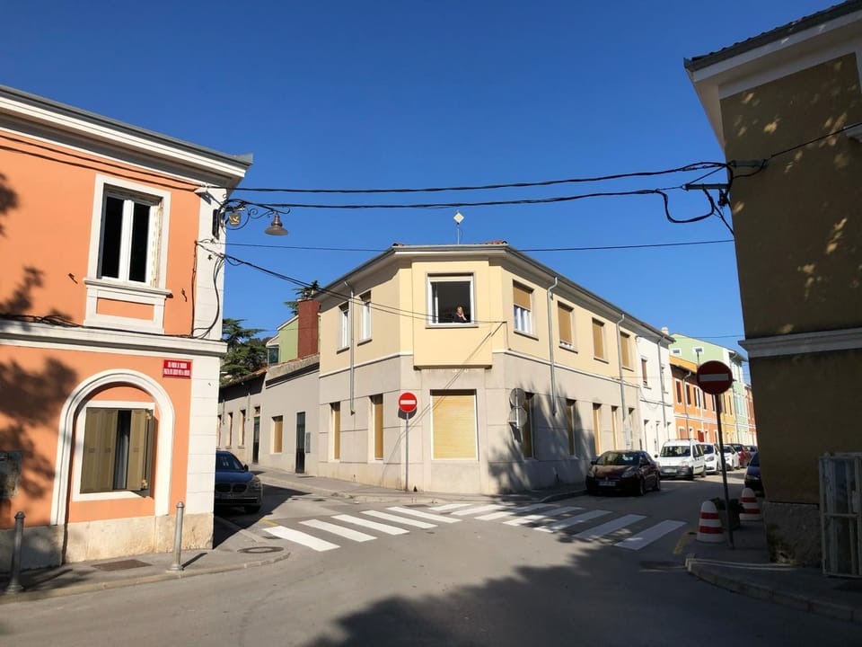 Property building, Neighbourhood