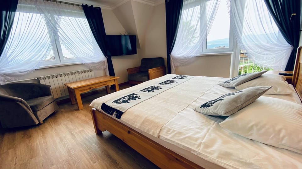 Bed, TV and multimedia, Seating area, Bedroom