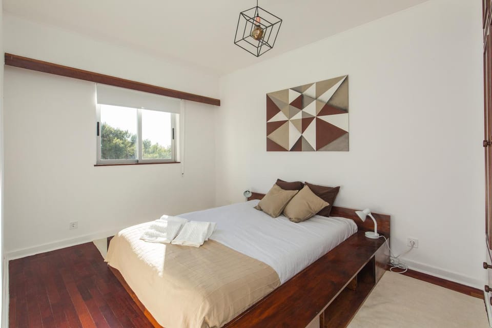 Bed, Bedroom, Garden view, Street view