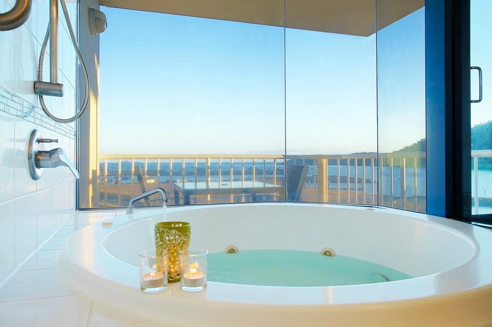 Hot Tub, Bathroom