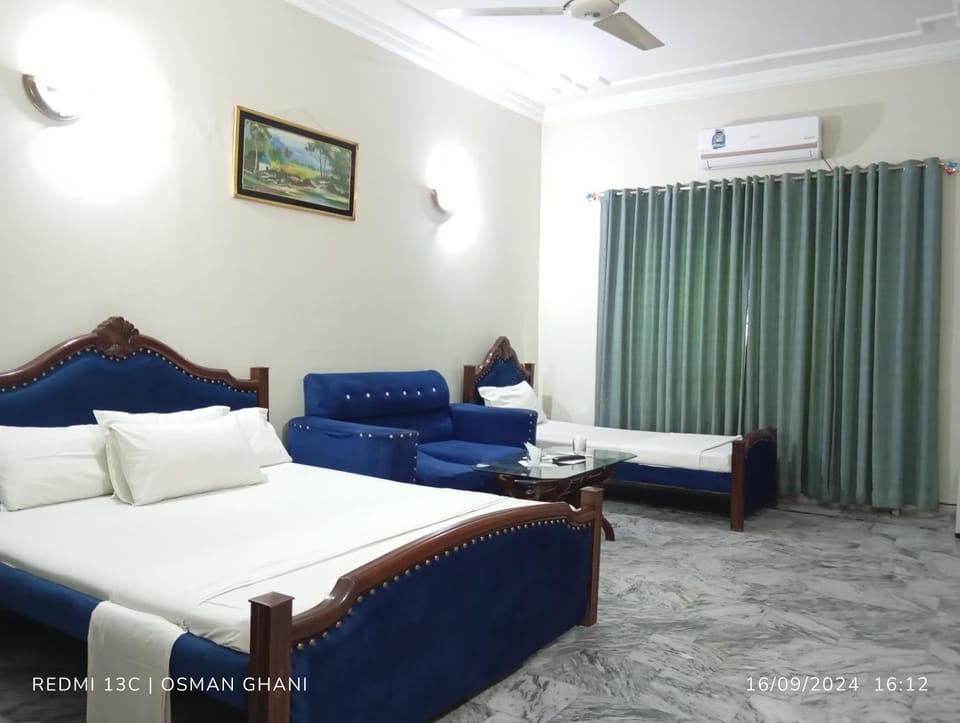 Bed, Photo of the whole room, Seating area, Bedroom, air conditioner