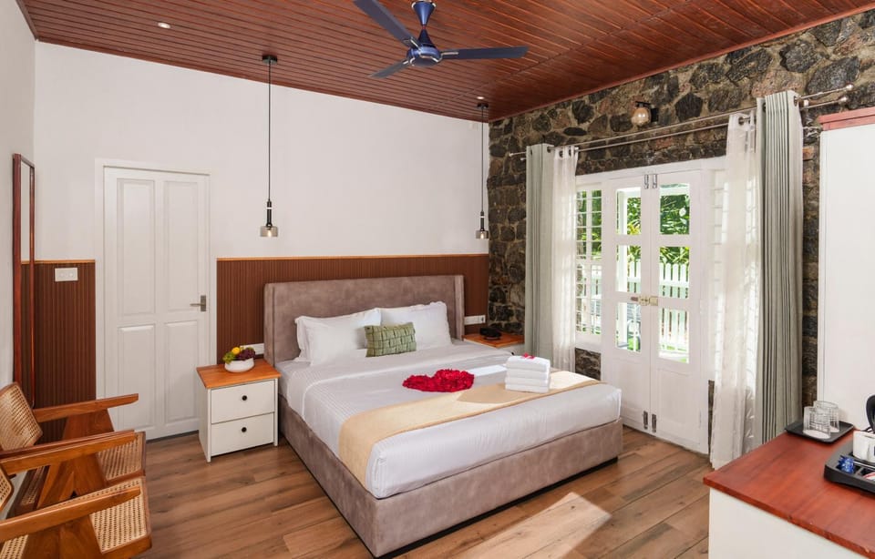 Photo of the whole room, Bedroom