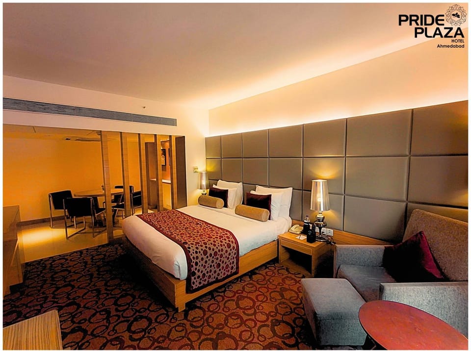 Bed, Living room, Photo of the whole room, Seating area, Bedroom