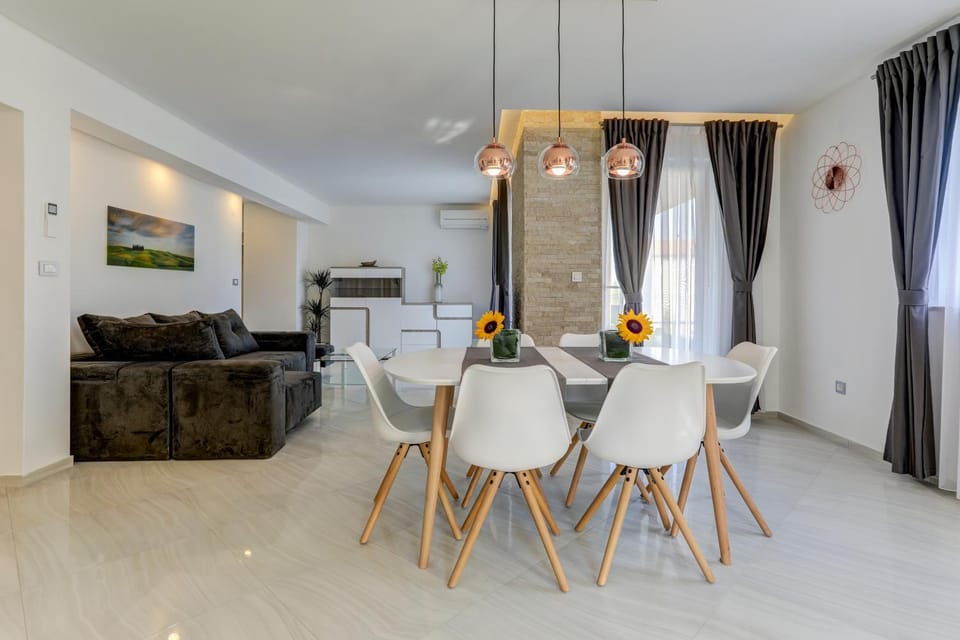 Communal lounge/ TV room, Dining area