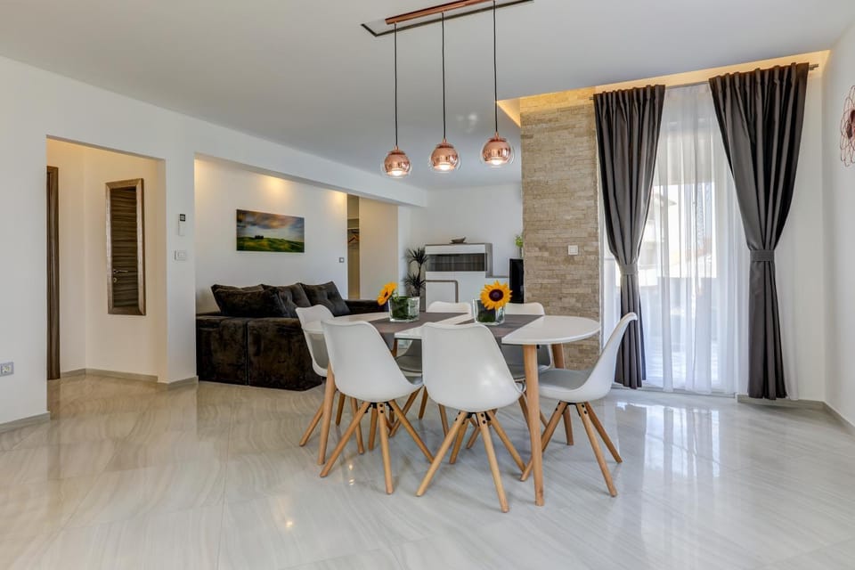 Communal lounge/ TV room, Dining area