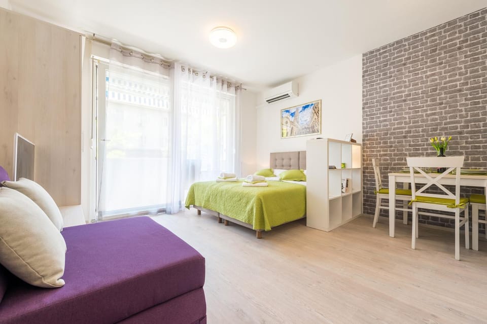 Seating area, Dining area, Bedroom