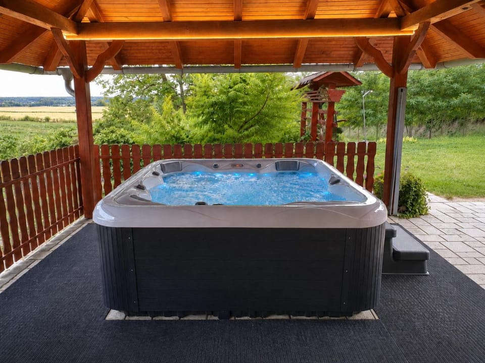 Hot Tub, Swimming pool