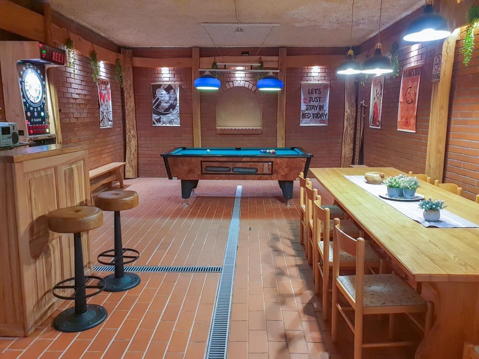 Billiard, Game Room