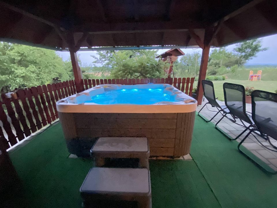 Hot Tub, Swimming pool
