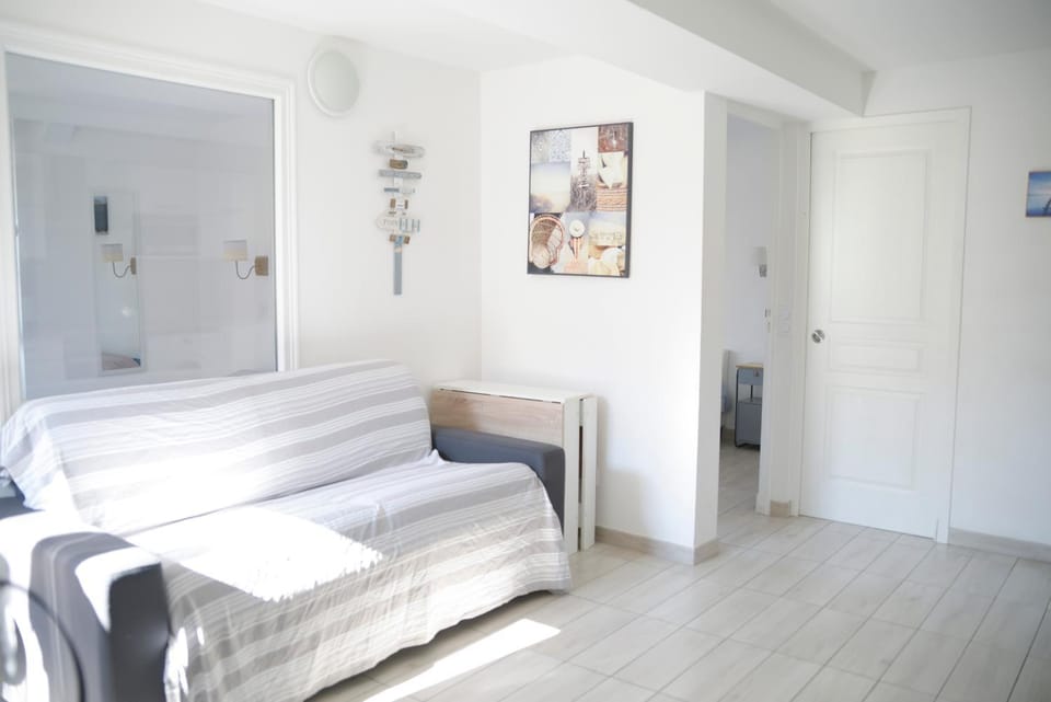Bed, Living room