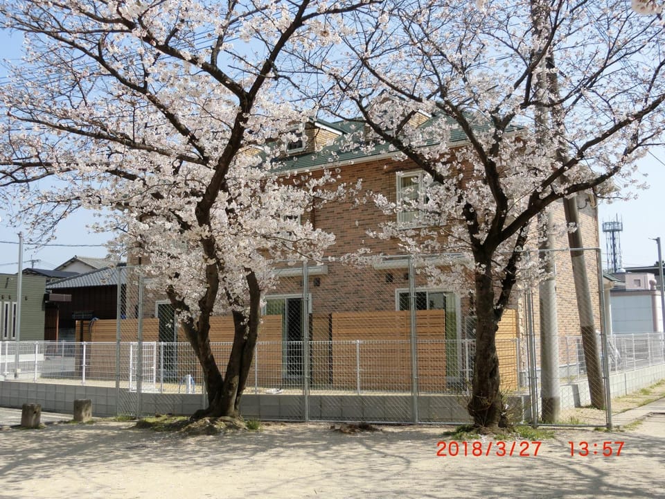 Property building, Spring, Neighbourhood