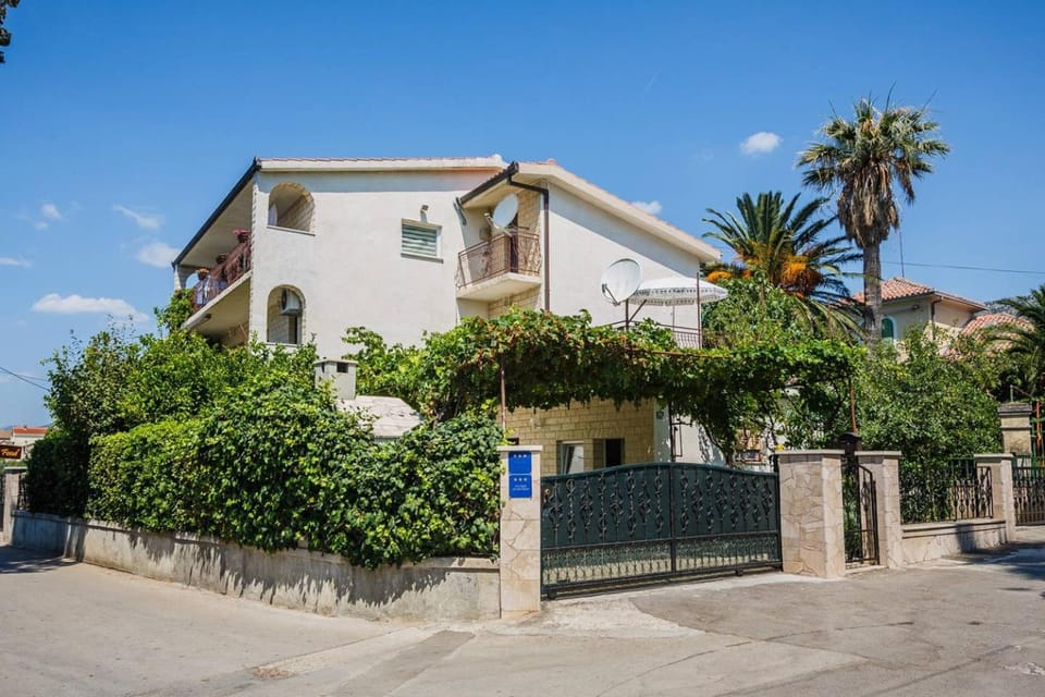 Property building, Garden, Balcony/Terrace