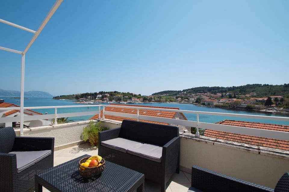 Balcony/Terrace, Balcony/Terrace, Seating area, City view, Landmark view, Sea view, Street view