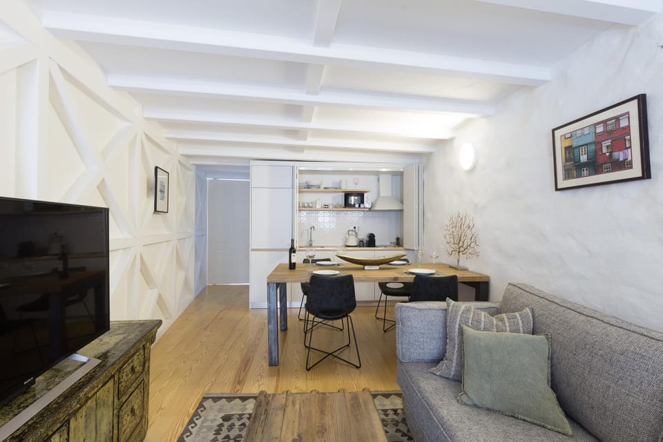 Coffee/tea facilities, Kitchen or kitchenette, Living room, Dining area