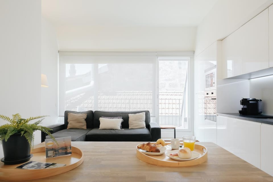 Coffee/tea facilities, Kitchen or kitchenette, Living room, Seating area, Dining area