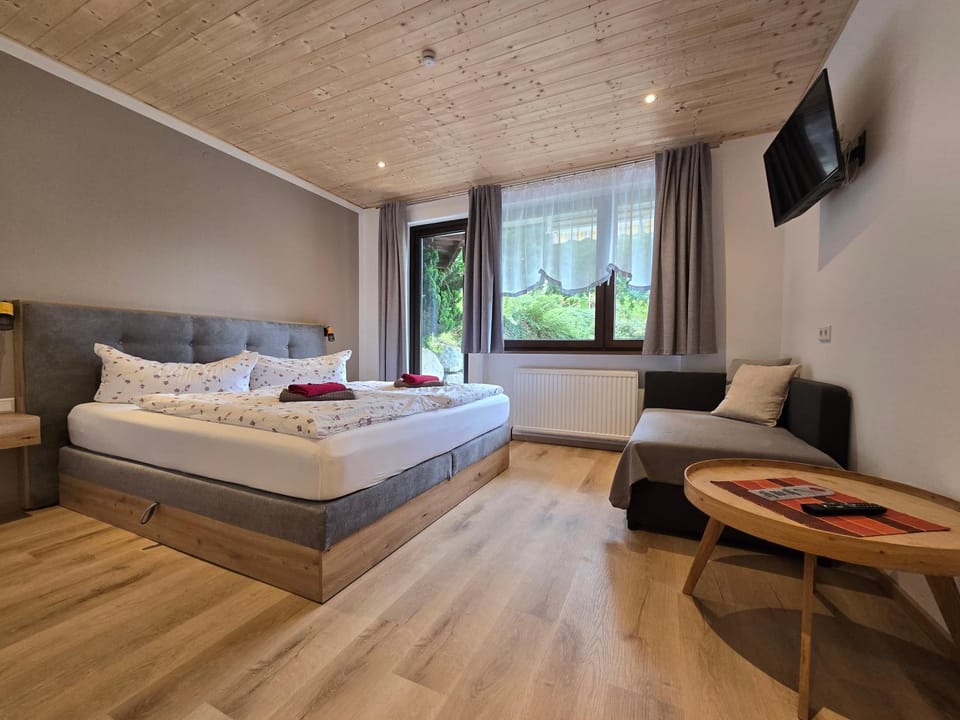Bed, TV and multimedia, Photo of the whole room, Seating area, Bedroom
