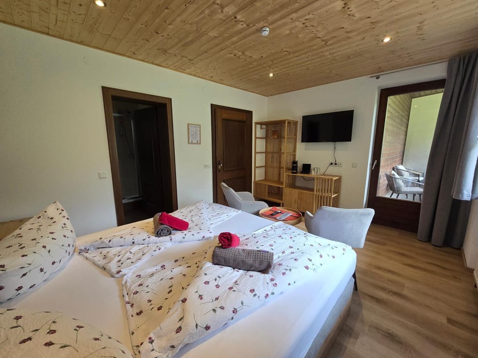 Bed, TV and multimedia, Photo of the whole room, Seating area, Bedroom
