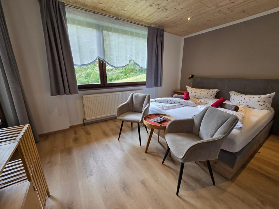 Bed, Photo of the whole room, Seating area, Bedroom