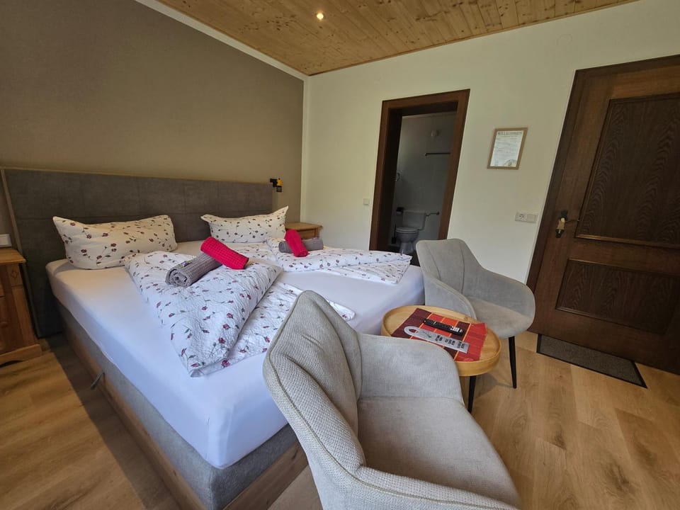Bed, Photo of the whole room, Seating area, Bedroom