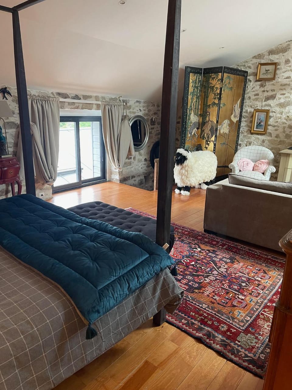 Photo of the whole room, Bedroom