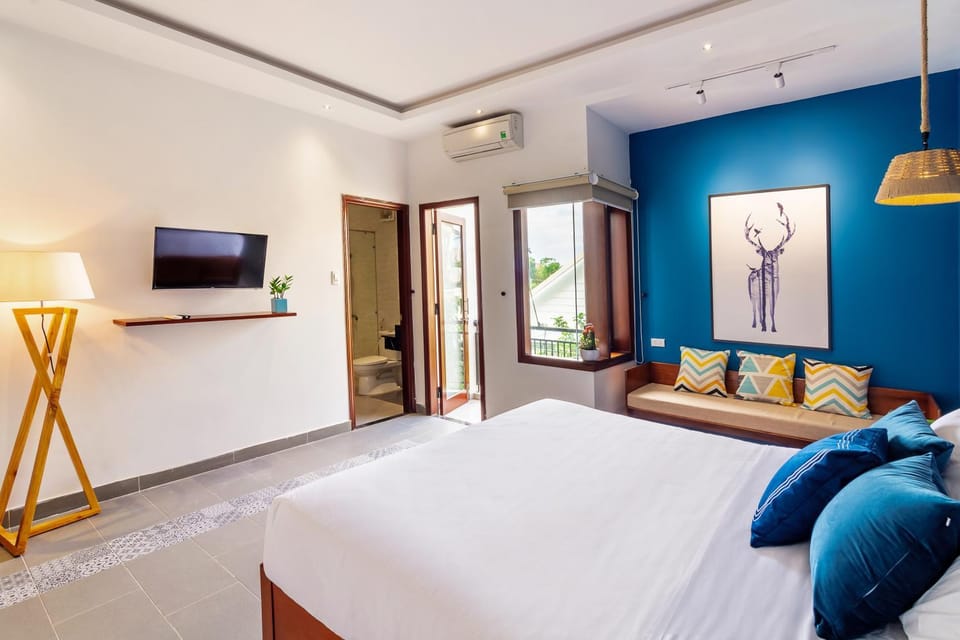 Communal lounge/ TV room, Bed, TV and multimedia, Photo of the whole room, Garden view, Street view, Family