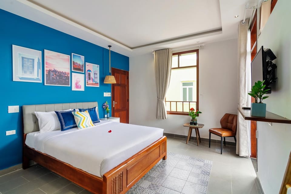 Bed, Off site, Day, Summer, Photo of the whole room, City view, Garden view, Family, Family, Quiet street view