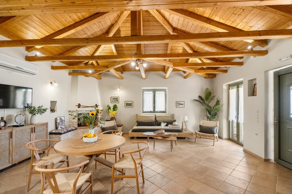 TV and multimedia, Living room, Seating area, Dining area, fireplace