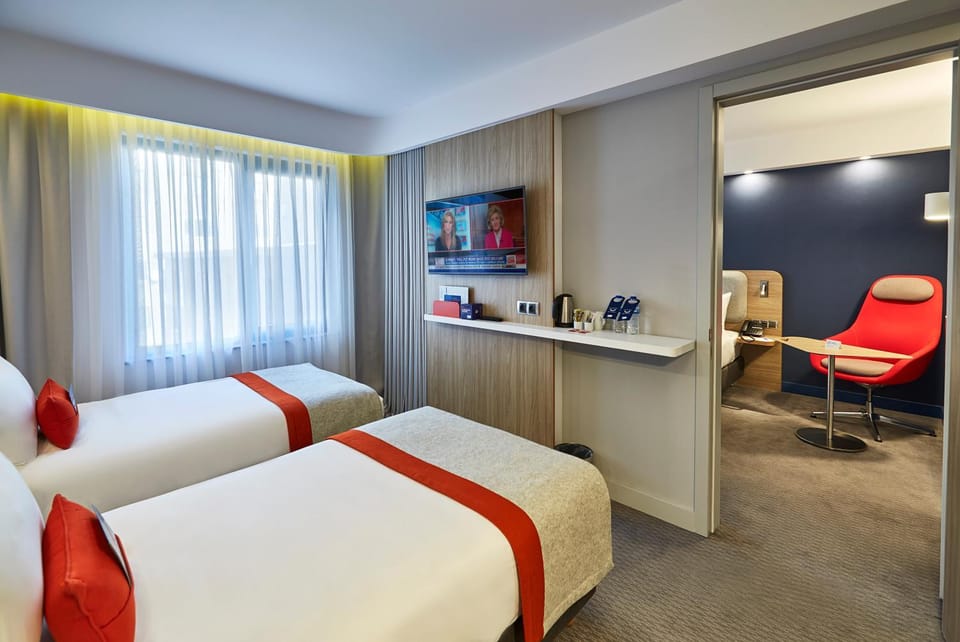 Bed, TV and multimedia, Photo of the whole room, Bedroom