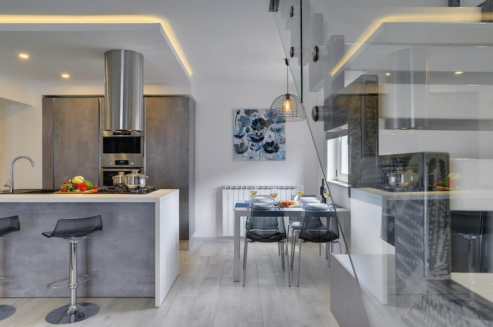 Kitchen or kitchenette, Dining area