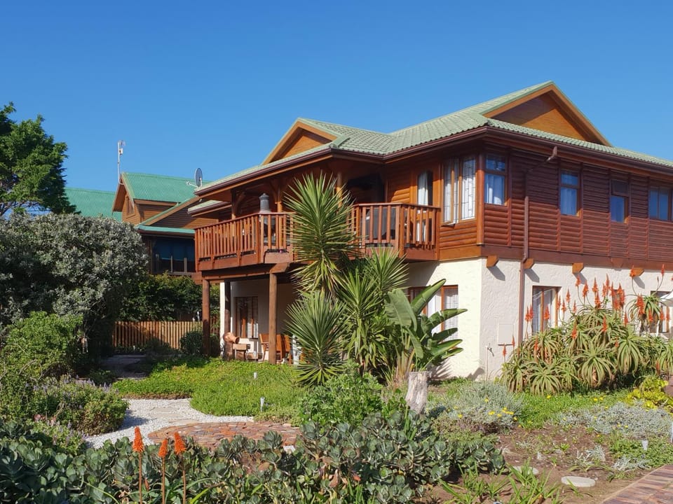 Property building, Facade/entrance, Garden