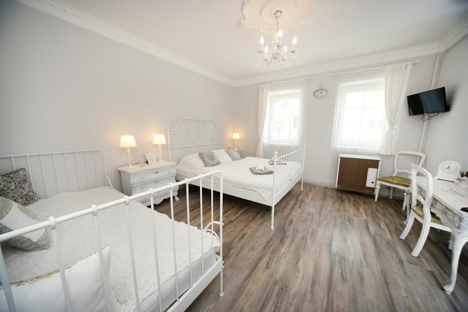 TV and multimedia, Seating area, Bedroom
