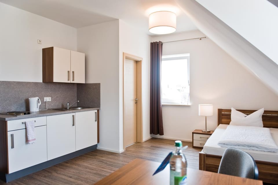 Coffee/tea facilities, Kitchen or kitchenette, Seating area, Dining area, Bedroom