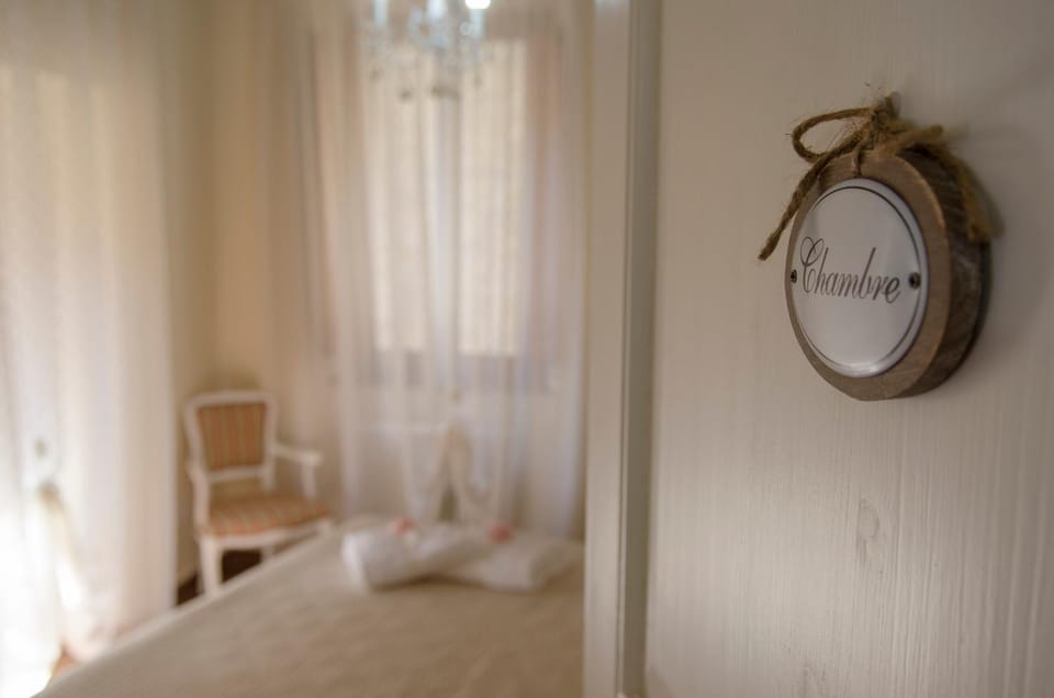 Photo of the whole room, Decorative detail