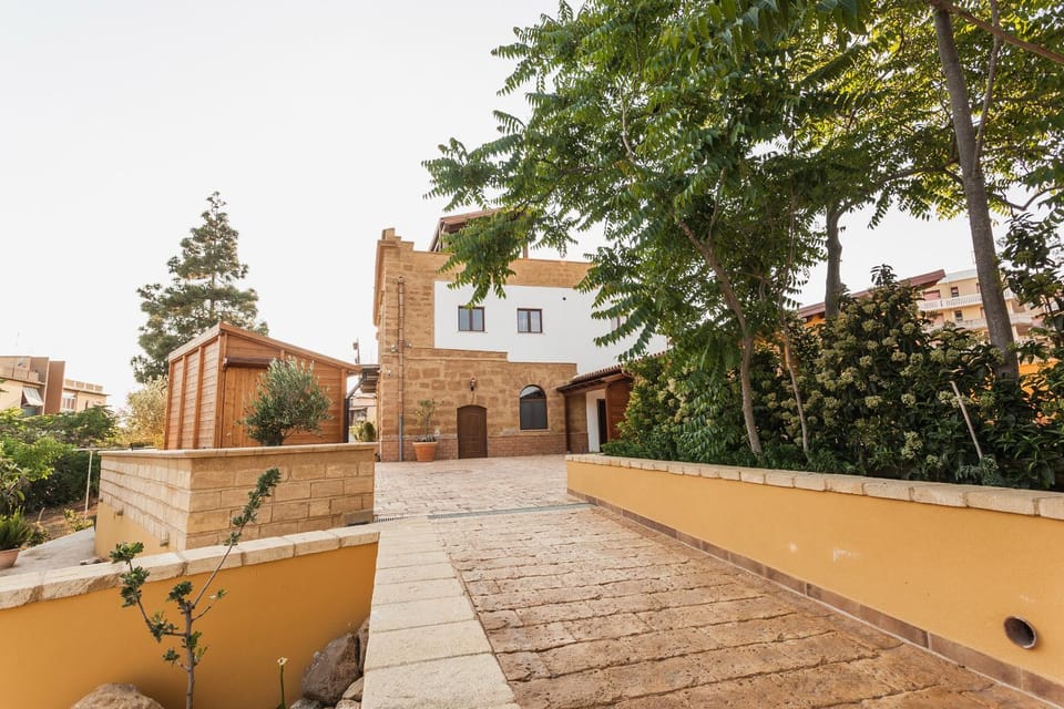 Property building, Facade/entrance, Garden, Garden view